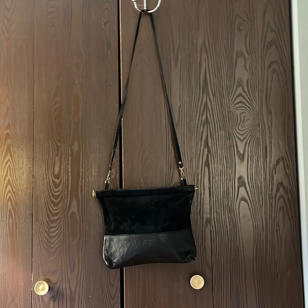 Awl Snap black leather and black suede shoulder bag. Magnetic closure.